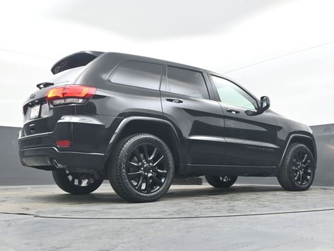 Used 2019 Jeep Grand Cherokee Altitude image 28
