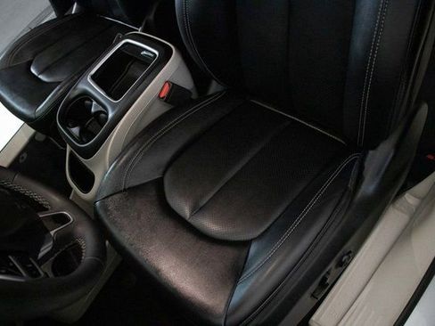 Used 2024 Chrysler Pacifica Touring-L FWD image 28