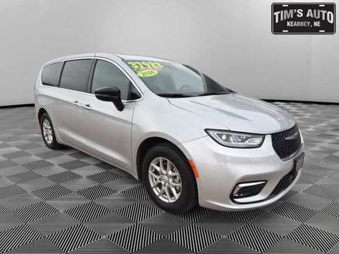 Used 2026 Chrysler Pacifica Select image 1