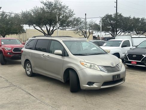 Used 2015 Toyota Sienna LE image 3