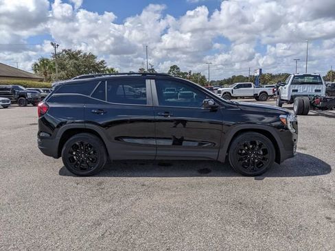 Used 2022 GMC Terrain SLE w/ Driver Convenience Package image 3