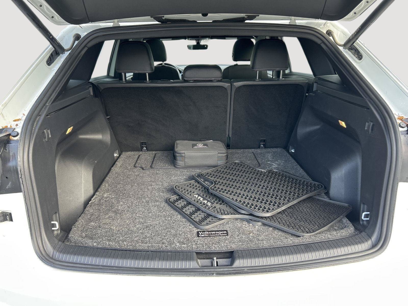 Certified 2023 Volkswagen Atlas Cross Sport SE w/ Panoramic Sunroof Package AWD/4WD image 9