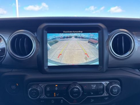 Used 2018 Jeep Wrangler Unlimited Sahara image 16