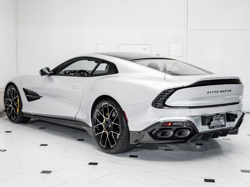 Used 2025 Aston Martin Vanquish image 2