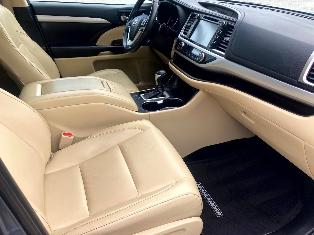 Used 2019 Toyota Highlander XLE FWD image 14