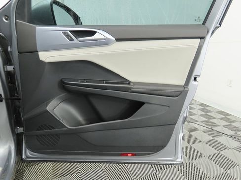 Certified 2025 Volkswagen Taos SE w/ Panoramic Sunroof Package image 23