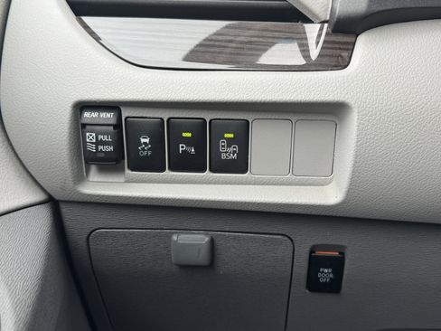 Used 2017 Toyota Sienna XLE Premium image 31