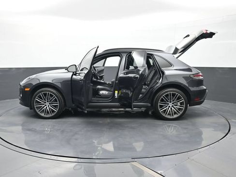 Certified 2025 Porsche Macan AWD/4WD image 30