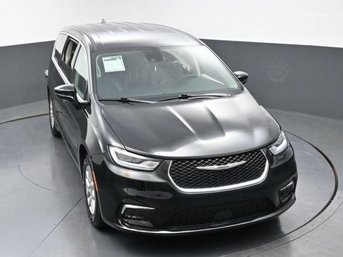 Used 2024 Chrysler Pacifica Touring-L image 46