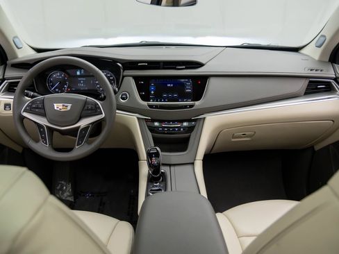 Certified 2025 Cadillac XT5 Premium Luxury w/ LPO, Floor Liner Package AWD/4WD image 9