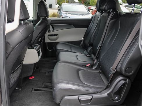 Used 2023 Kia Carnival LX FWD image 18