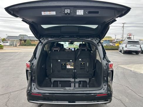 Used 2023 Toyota Sienna Platinum AWD/4WD image 9