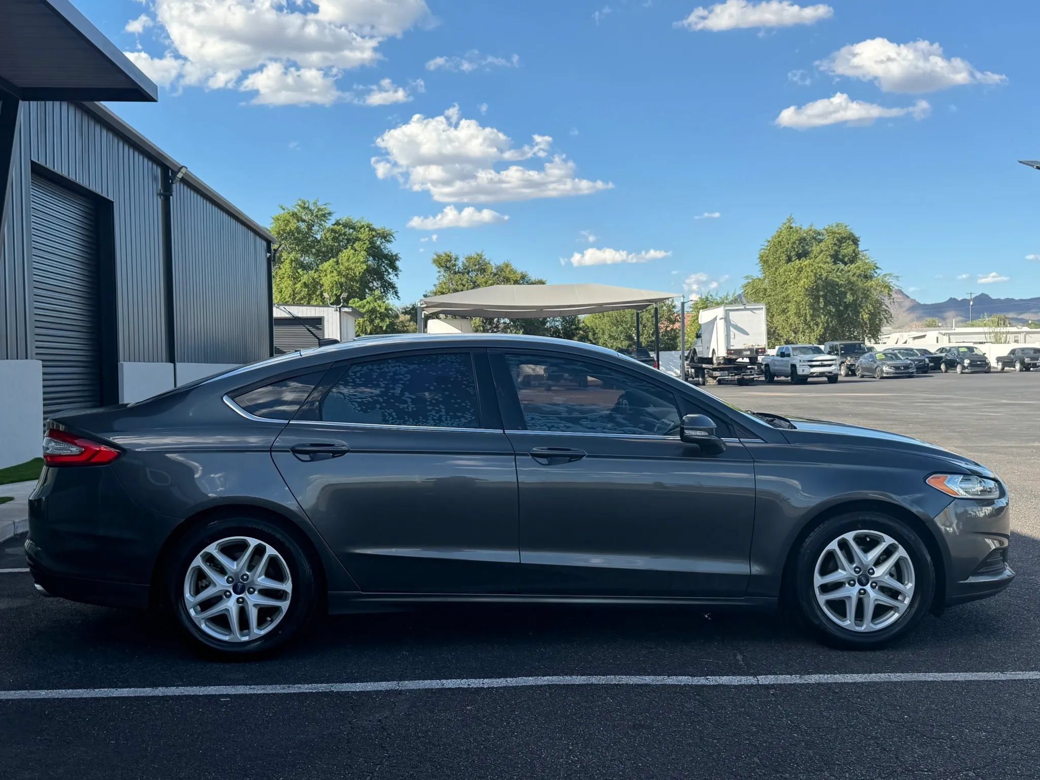 Used 2016 Ford Fusion SE FWD image 9