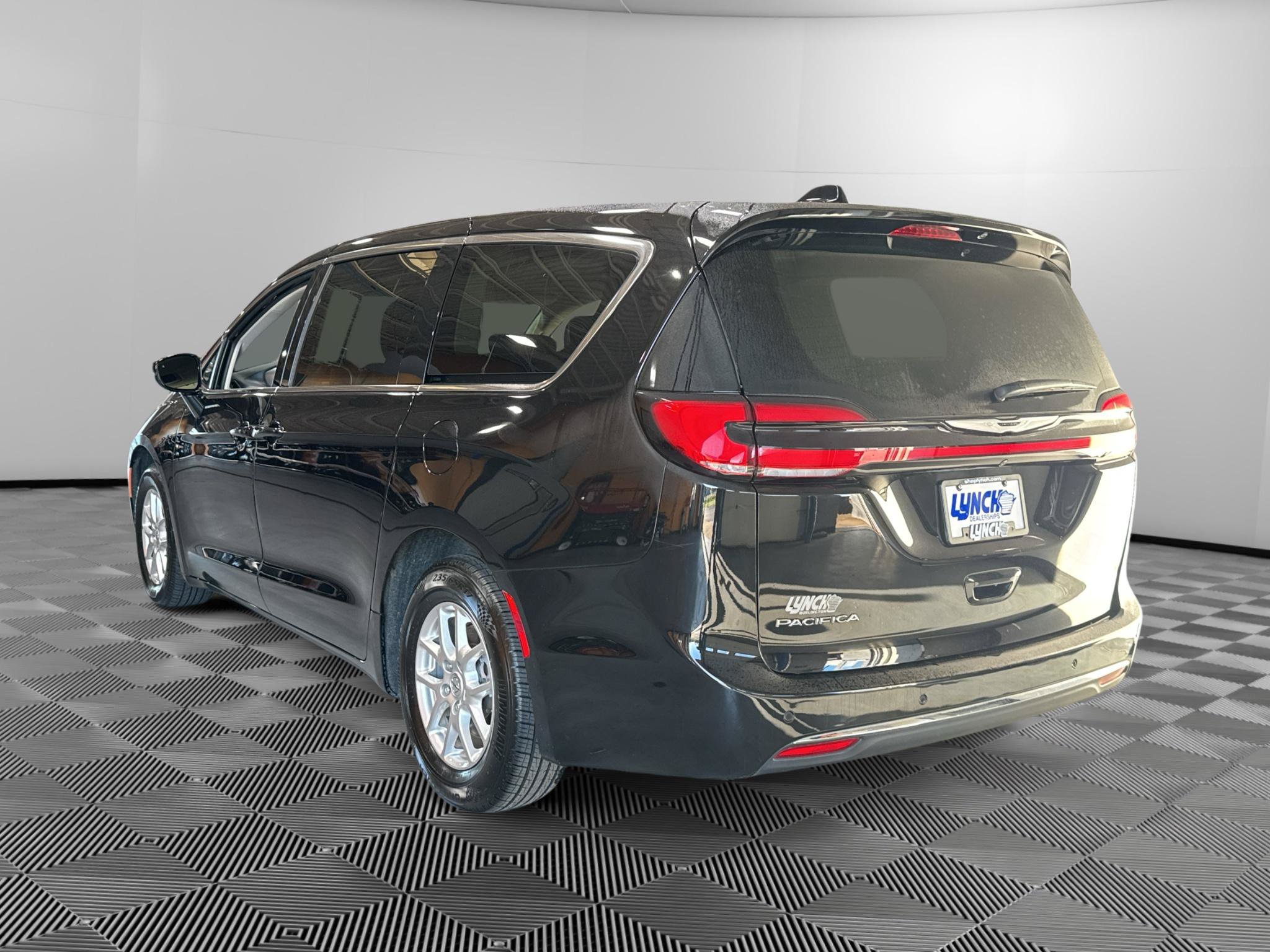 Used 2024 Chrysler Pacifica Touring-L FWD image 3