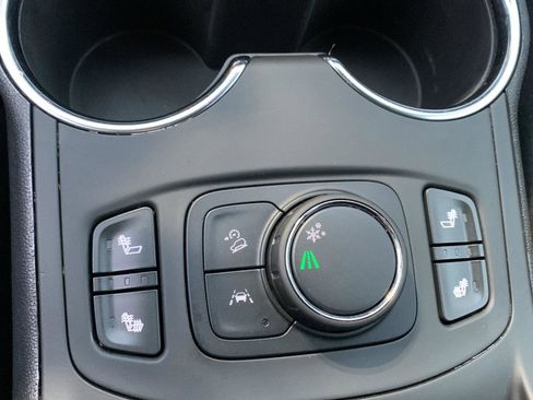 Used 2024 GMC Terrain SLE w/ Driver Convenience Package image 14