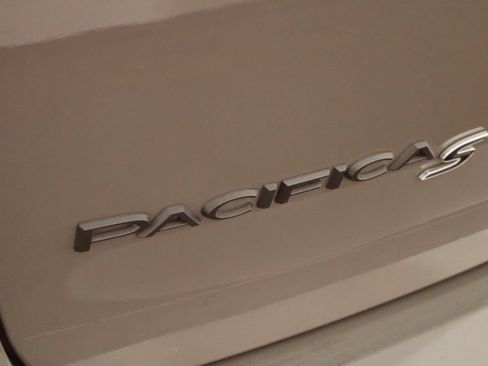 Used 2022 Chrysler Pacifica Limited w/ Uconnect Theater Family Group FWD image 37