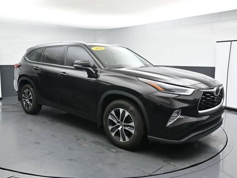 Used 2021 Toyota Highlander XLE AWD/4WD image 2