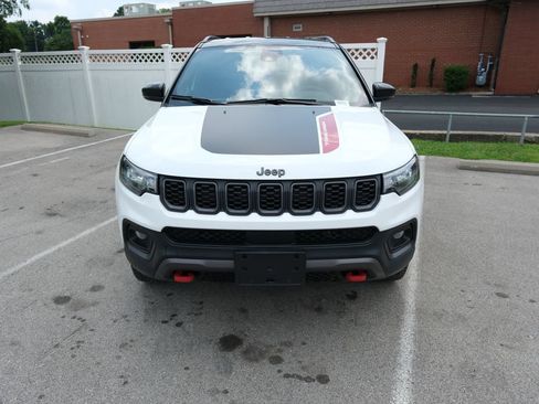 Used 2025 Jeep Compass Trailhawk AWD/4WD image 12