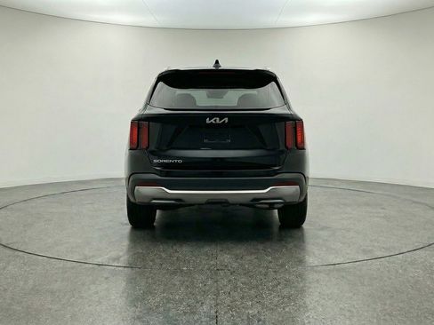 Used 2024 Kia Sorento S image 7
