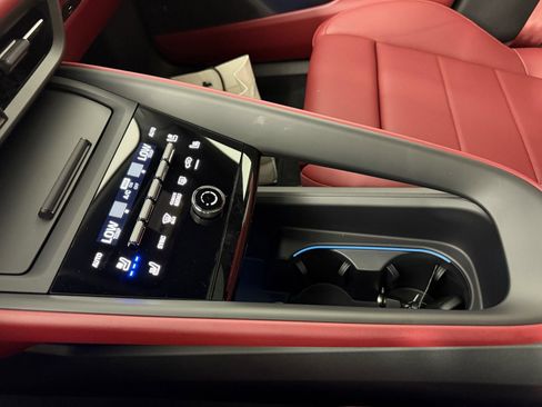 Certified 2025 Porsche Macan 4S Electric AWD/4WD image 19