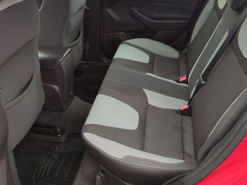 Used 2014 Ford Focus SE w/ SE Sport Package image 19