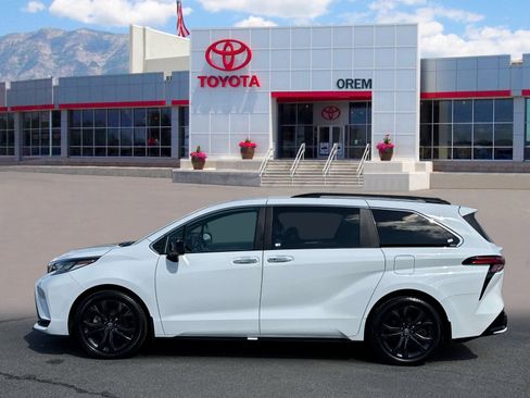 Used 2024 Toyota Sienna XSE FWD image 6