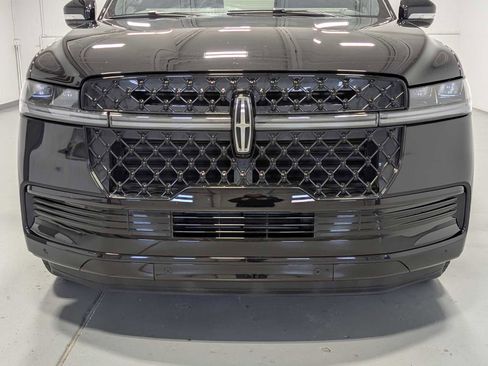 Certified 2025 Lincoln Navigator Reserve w/ Jet Appearance Package AWD/4WD image 2