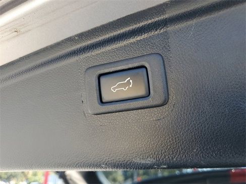 Used 2017 Subaru Outback 2.5i Premium image 11