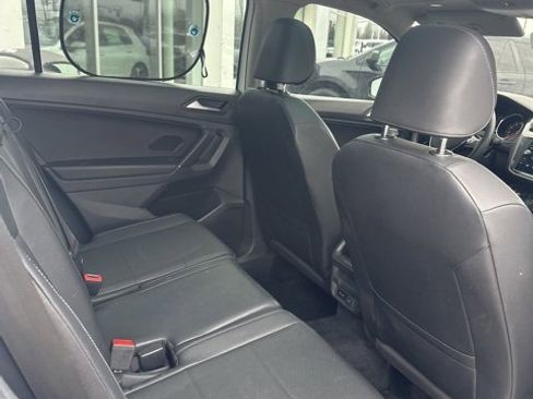 Used 2020 Volkswagen Tiguan SE w/ Panoramic Sunroof Package image 25