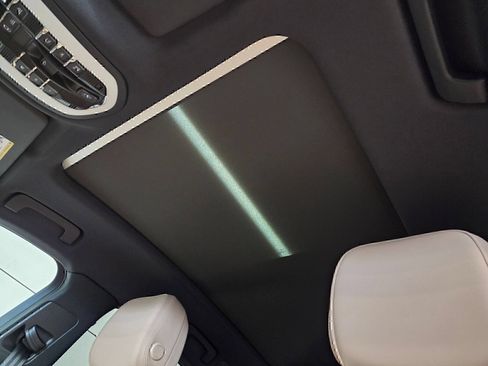 Certified 2026 Porsche Macan AWD/4WD image 10