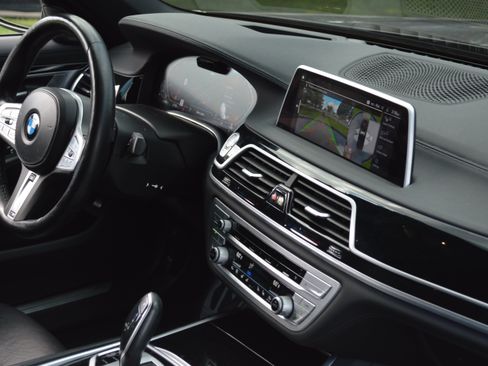 Used 2022 BMW 740i w/ M Sport Package RWD image 38