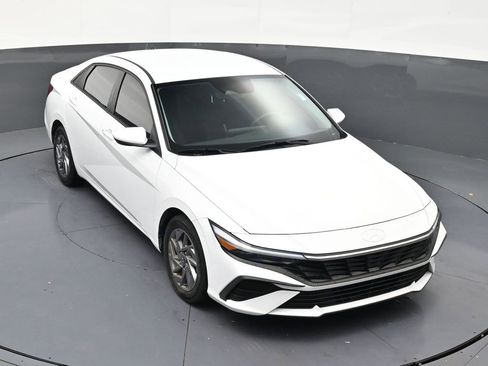 Used 2024 Hyundai Elantra SEL FWD image 19