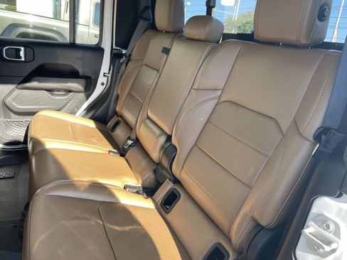 Used 2020 Jeep Gladiator Overland AWD/4WD image 11