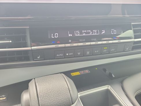 Used 2025 Toyota Sienna XLE FWD image 27