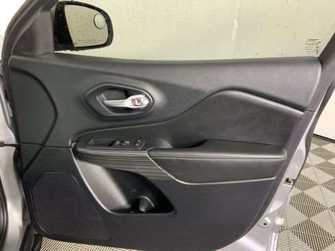 Used 2016 Jeep Cherokee Limited image 24
