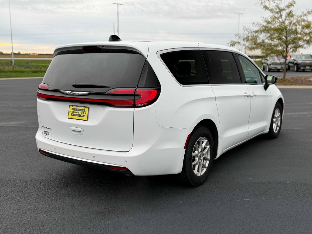 Used 2024 Chrysler Pacifica Touring-L FWD image 7