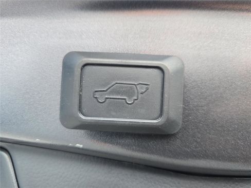 Used 2022 Toyota RAV4 XLE Premium FWD image 9