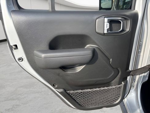 Used 2022 Jeep Gladiator Willys image 19