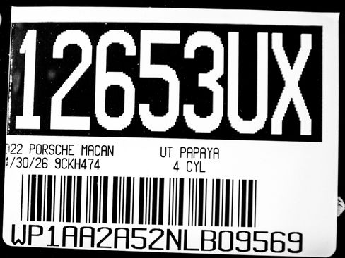 Certified 2022 Porsche Macan AWD/4WD image 30