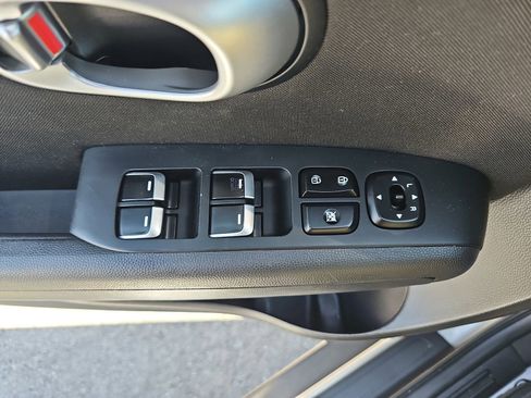 Used 2019 Kia Soul FWD image 28