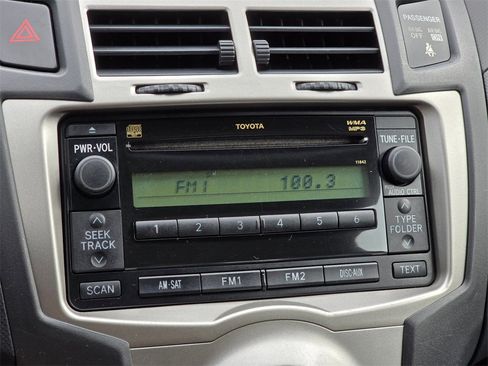 Used 2011 Toyota Yaris Base image 17