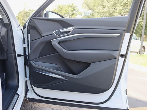 Used 2019 Audi e-tron Premium Plus image 35