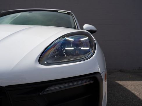 Certified 2025 Porsche Macan image 11