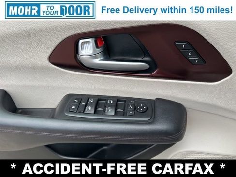 Used 2018 Chrysler Pacifica Limited image 25