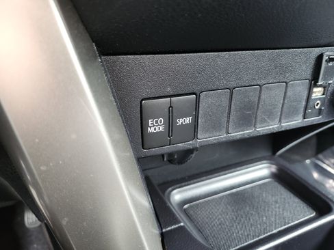 Used 2015 Toyota RAV4 LE FWD image 6