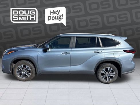 Used 2024 Toyota Highlander XLE image 2