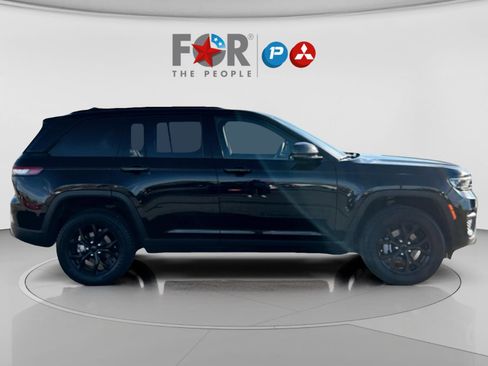 Used 2024 Jeep Grand Cherokee Altitude image 6