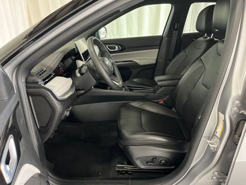 Used 2023 Jeep Compass Limited AWD/4WD image 3