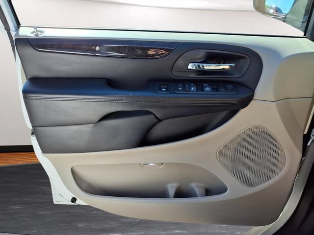 Used 2016 Dodge Grand Caravan SXT w/ Rear Park Assist Package FWD image 15