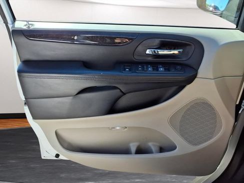 Used 2016 Dodge Grand Caravan SXT w/ Rear Park Assist Package FWD image 15
